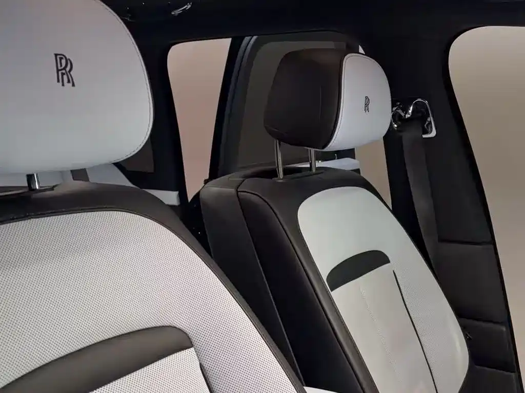 Rolls-Royce Cullinan 2018 мест