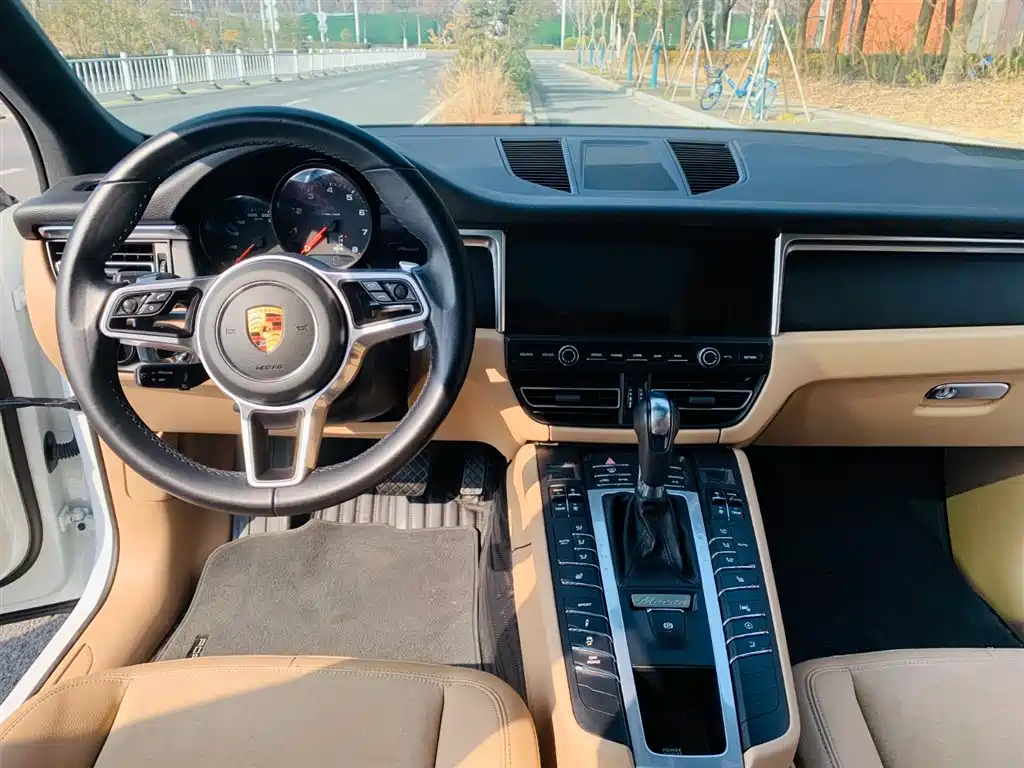 PORSCHE MACAN