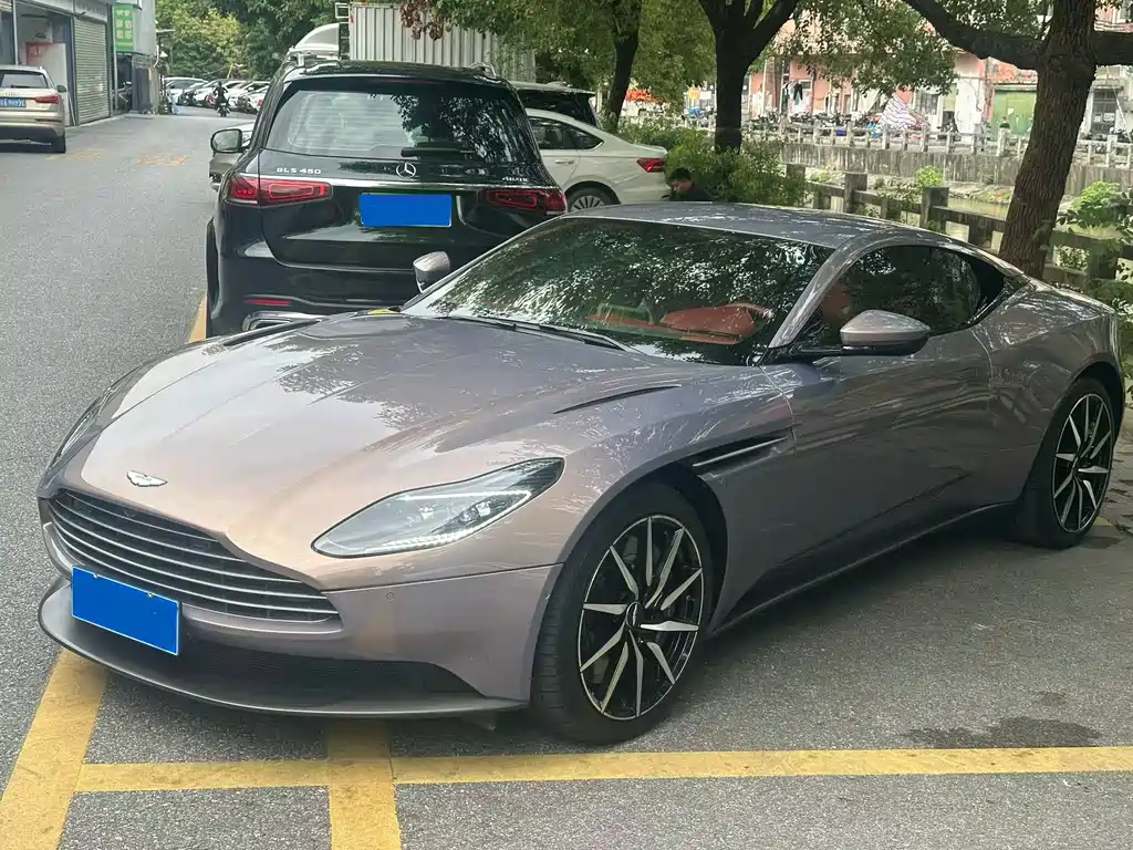 ASTON MARTIN DB11