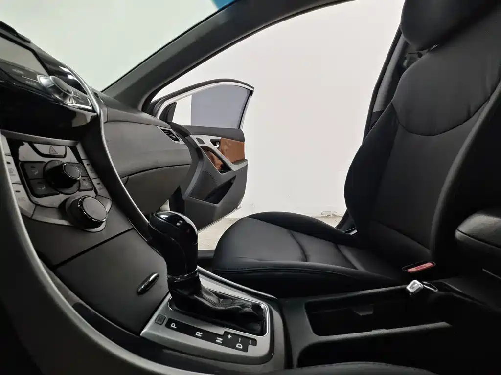 Hyundai Elantra Langdong — миниатюра 12