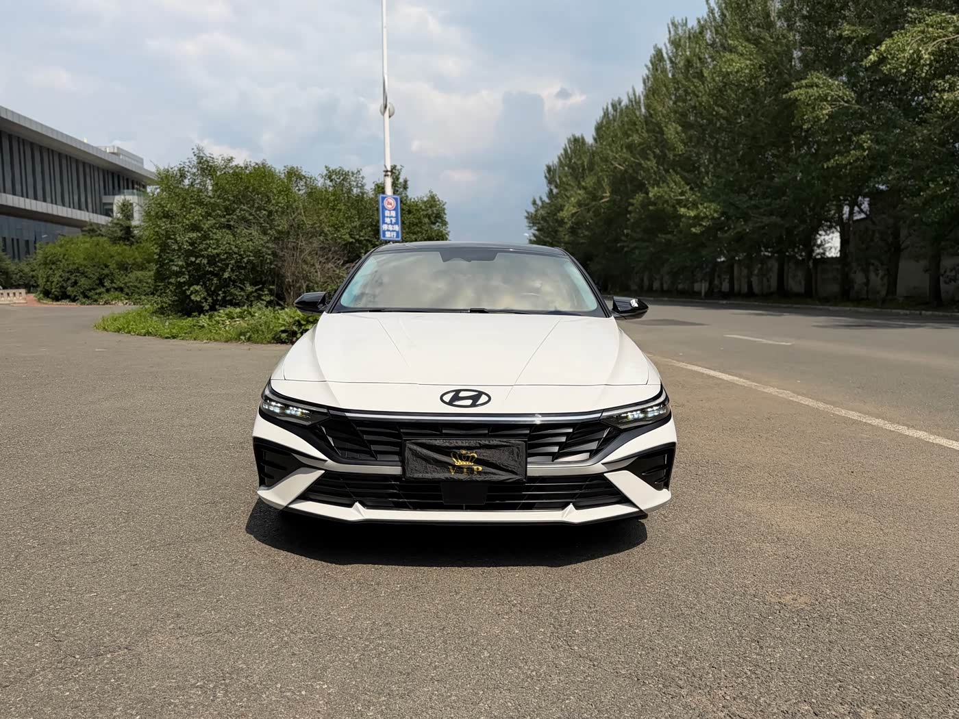 Hyundai Elantra 1.5 л 2024 г. Белый, пробег 33000 км