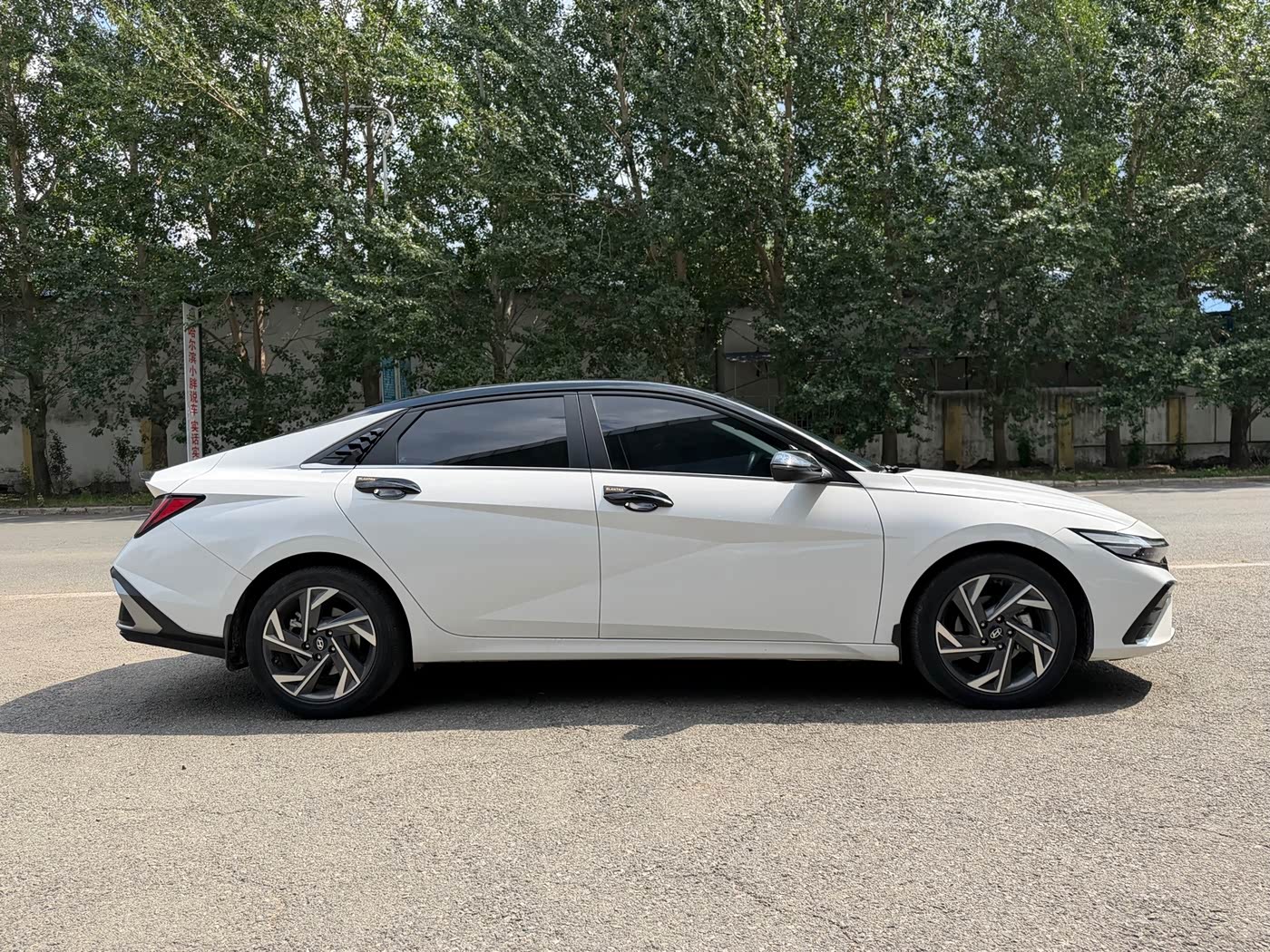 Hyundai Elantra 1.5 л 2024 г. Белый, пробег 33000 км