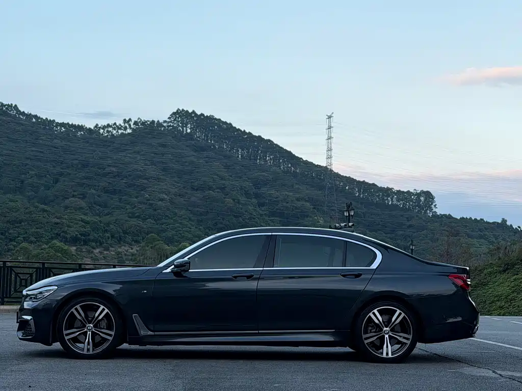 BMW 7 Series — миниатюра 8