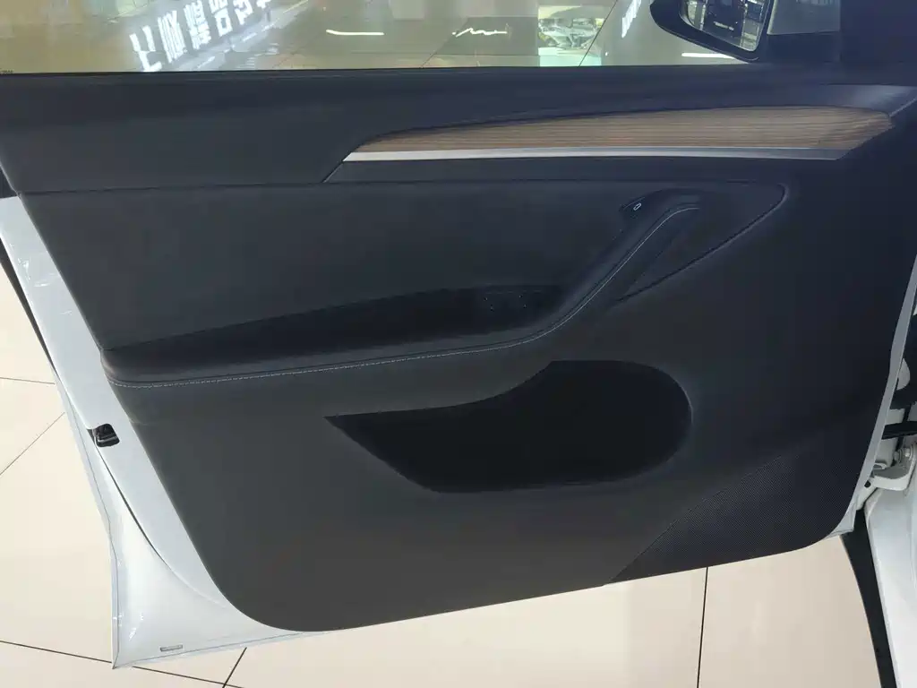 Tesla Model Y — миниатюра 12