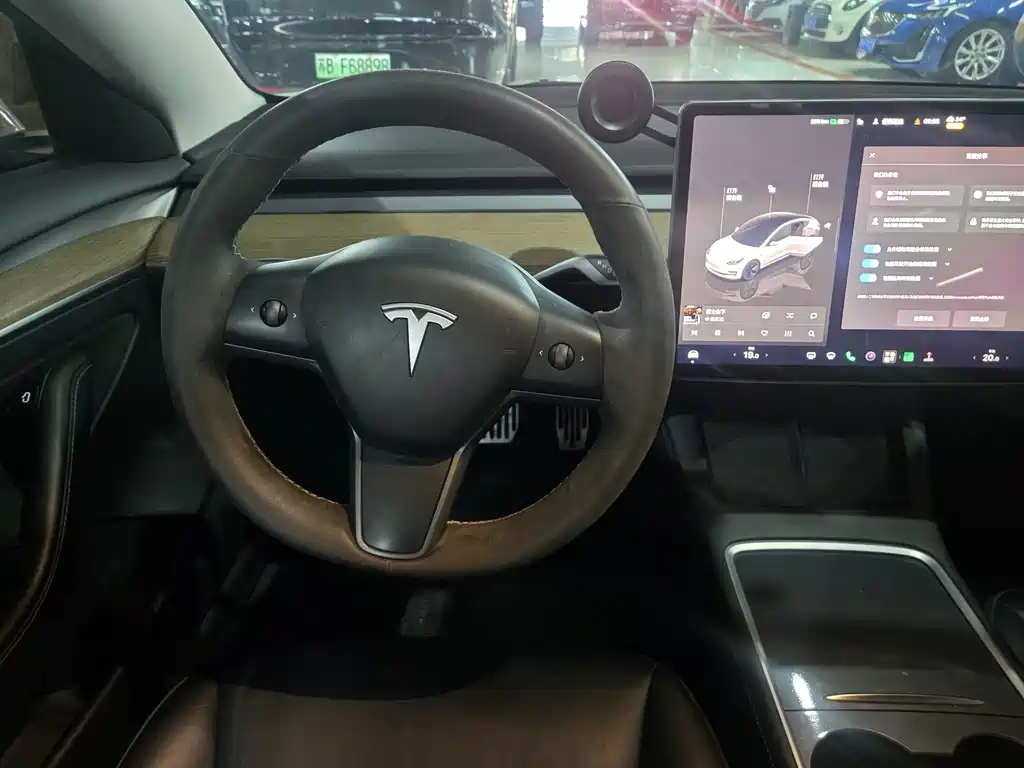 Tesla Model 3 — миниатюра 5