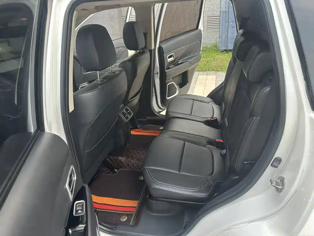 Mitsubishi Outlander — миниатюра 10