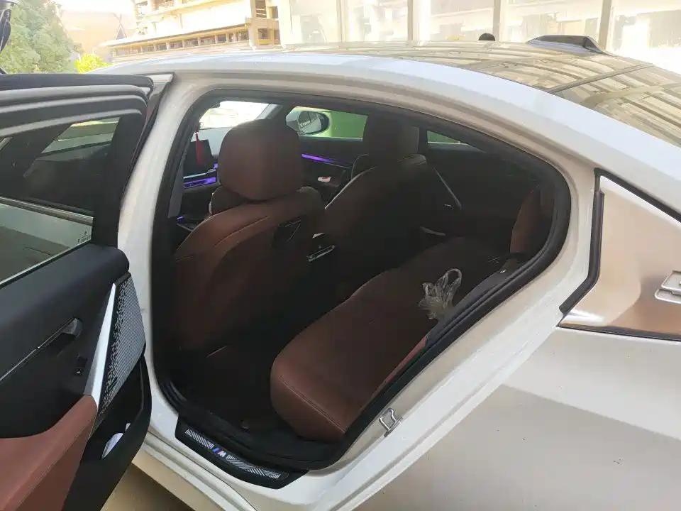 BMW 5 Series — миниатюра 13