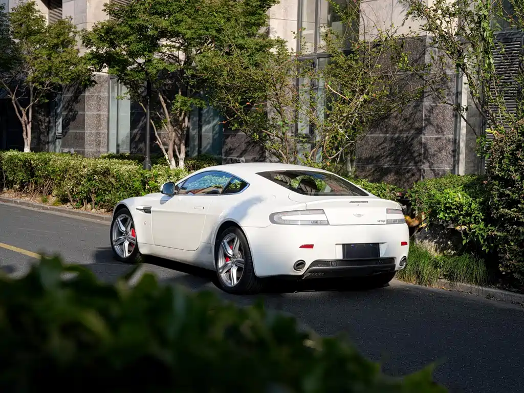Aston Martin V8 Vantage — миниатюра 5