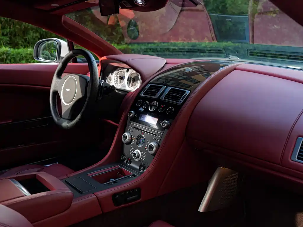 Aston Martin V8 Vantage — миниатюра 11