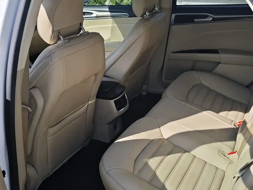 Ford Mondeo — миниатюра 7