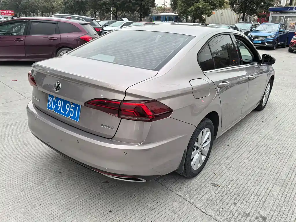 VOLKSWAGEN BORA