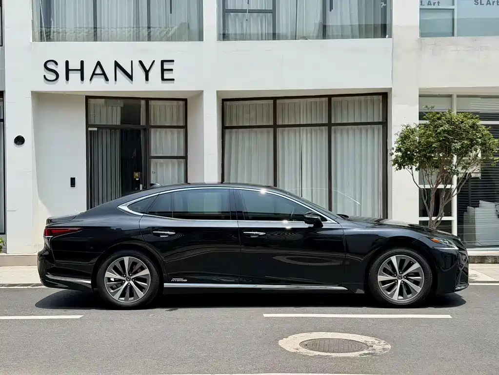 Lexus LS — миниатюра 8