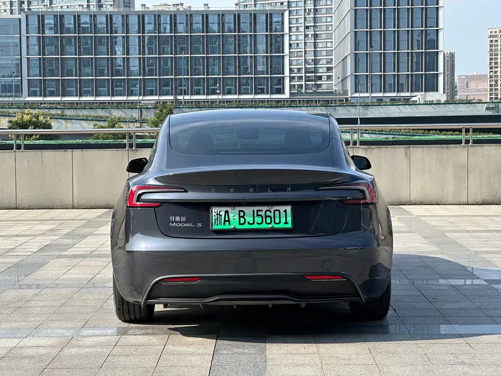 Tesla Model 3 — миниатюра 6