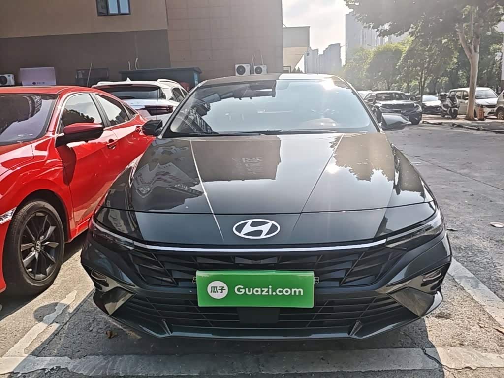 Hyundai Elantra 1.5 л 2025 г. Серебристо-серый, пробег 6800 км