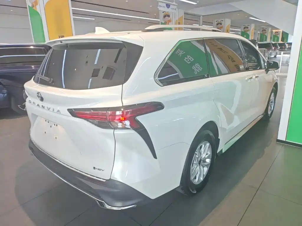 Toyota Granvia — миниатюра 7