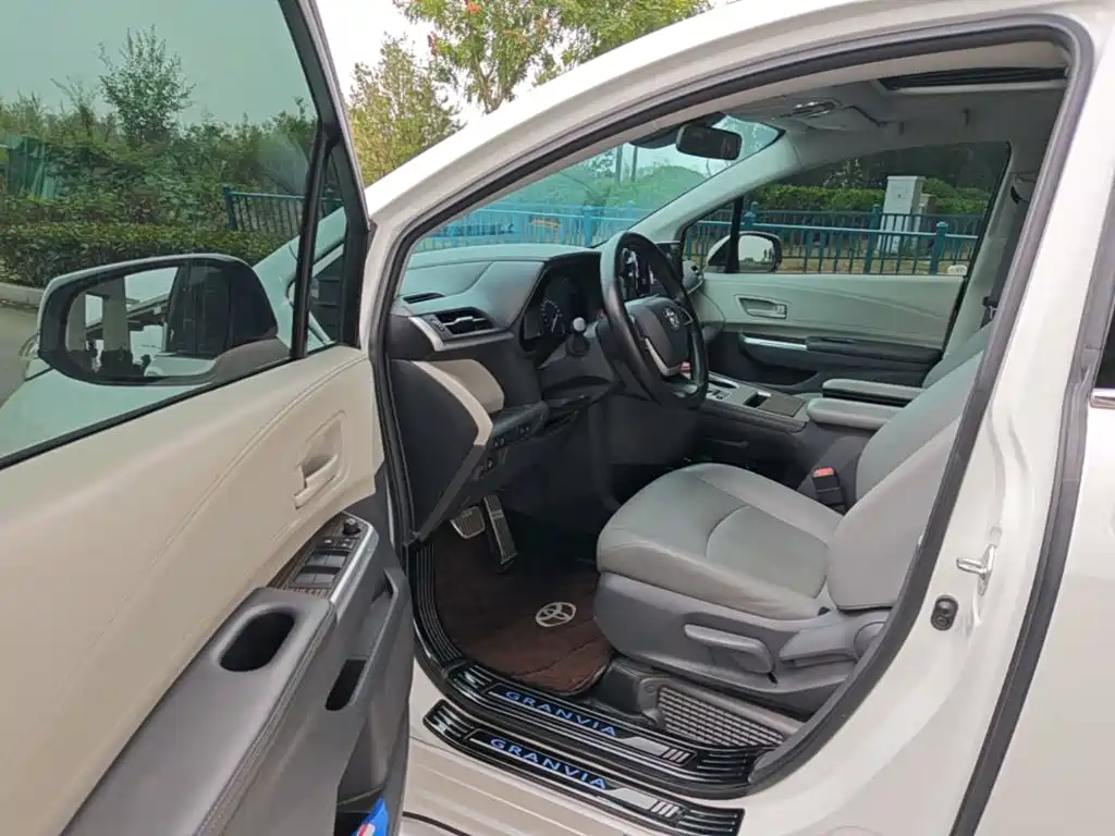 Toyota Granvia — миниатюра 16