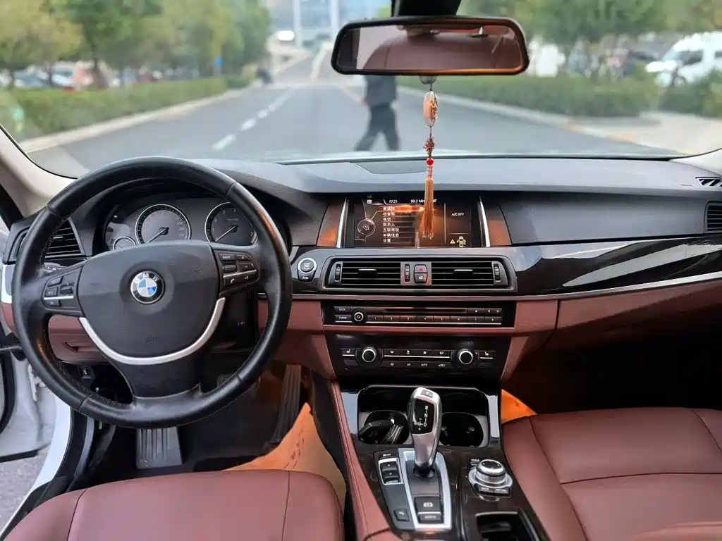 BMW 5 Series — миниатюра 9