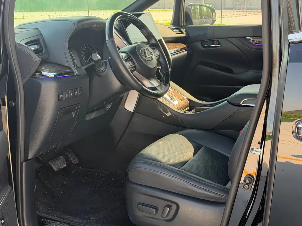 Toyota Vellfire 2023 2.5L HV Luxury
