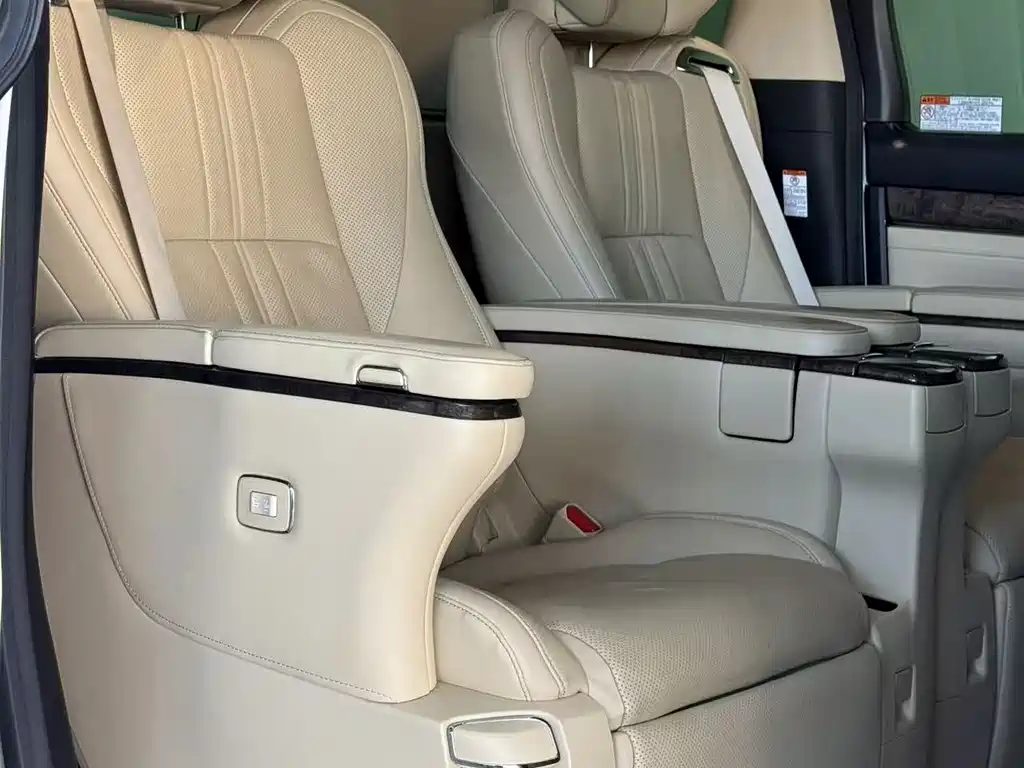 Toyota Alphard — миниатюра 5