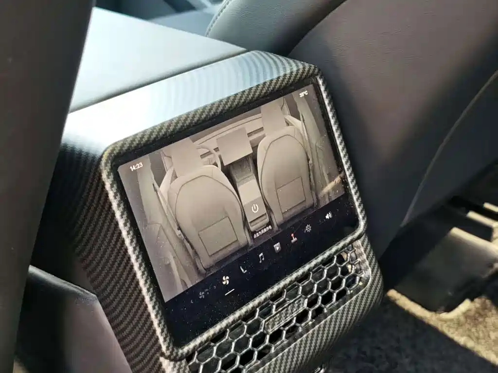 Tesla Model Y — миниатюра 7