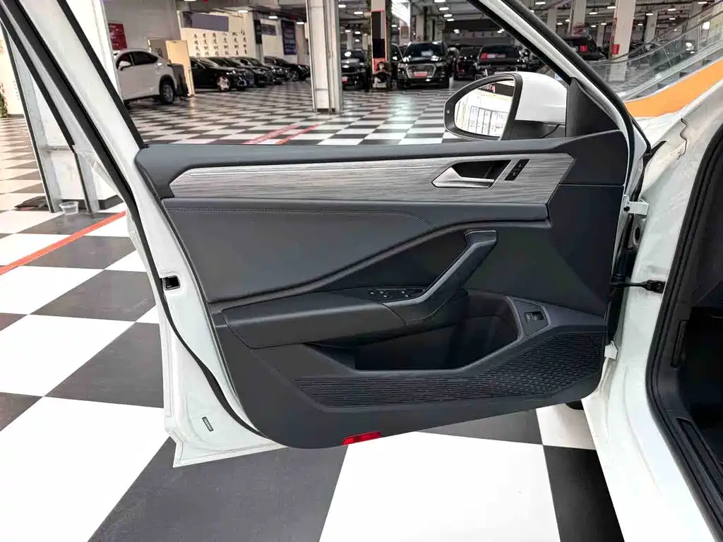 Volkswagen Sagitar — миниатюра 5