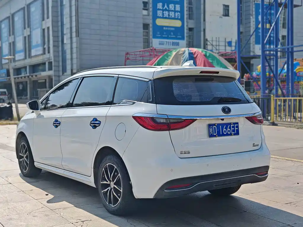 BYD MAX — миниатюра 6