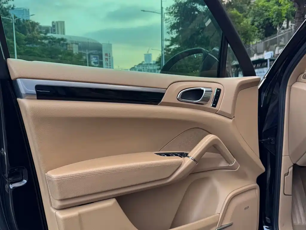 Porsche Cayenne — миниатюра 6