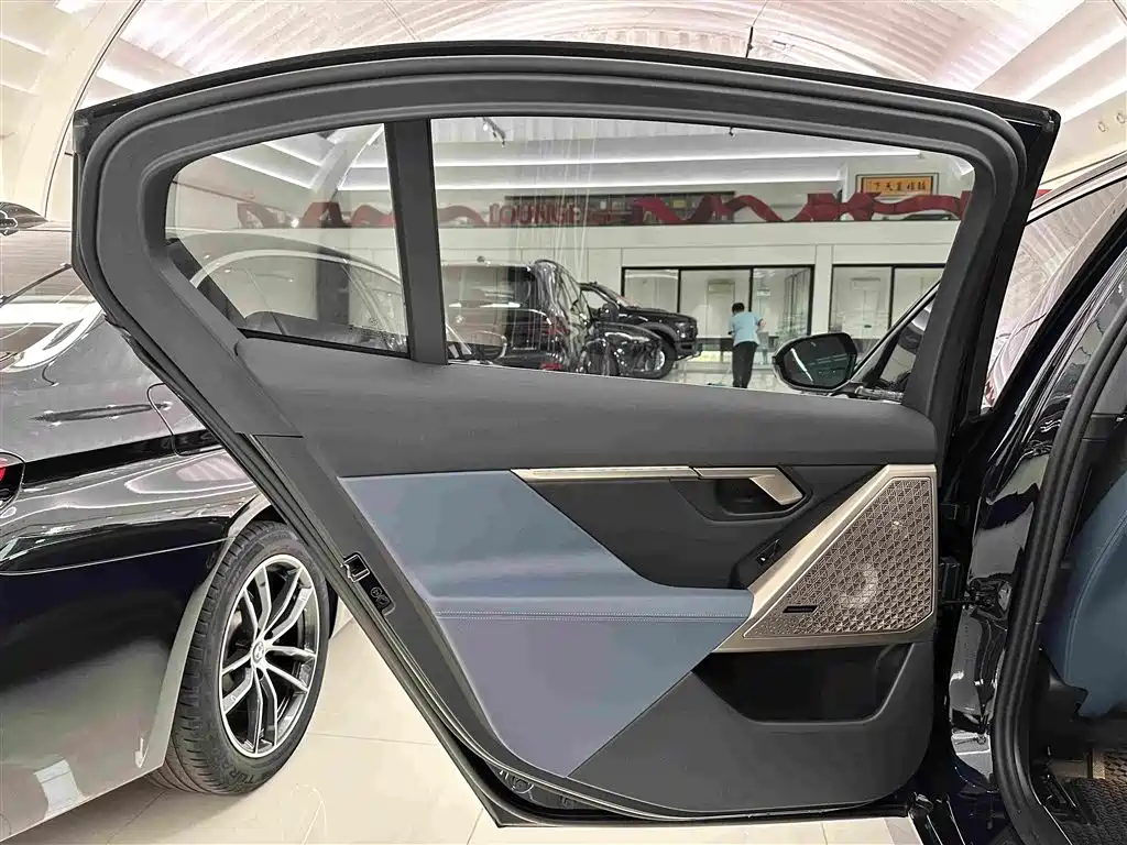 BMW 5 Series — миниатюра 27