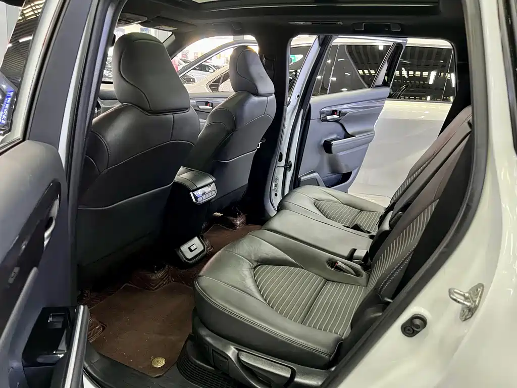 Toyota Crown Kluger — миниатюра 7