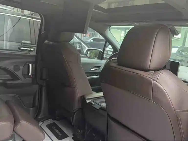 Toyota Granvia — миниатюра 7