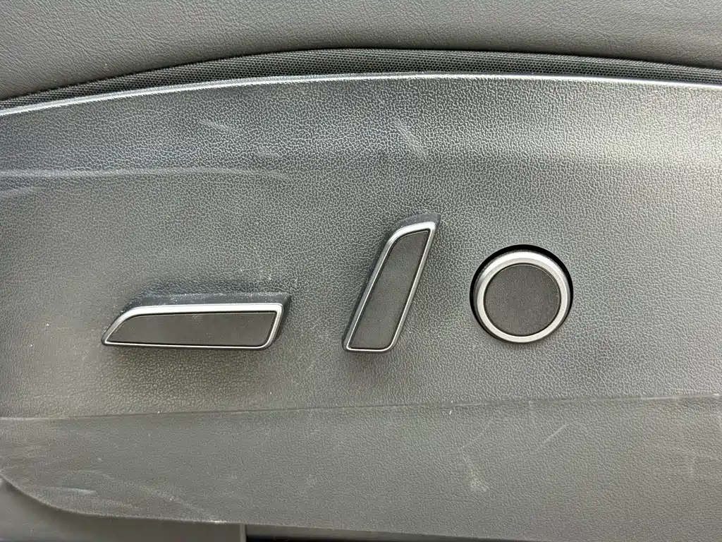 Tesla Model Y — миниатюра 17