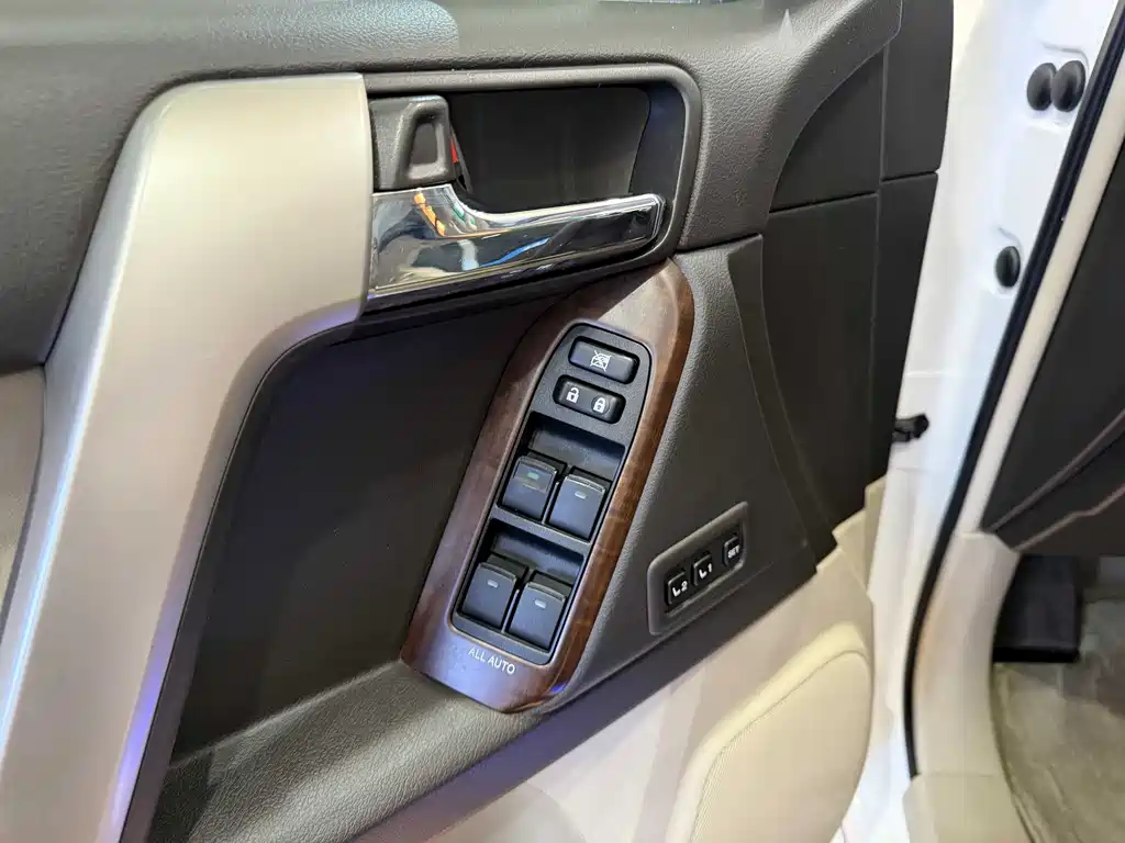 Toyota Land Cruiser Prado 2010 4.0L AT VX NAVI
