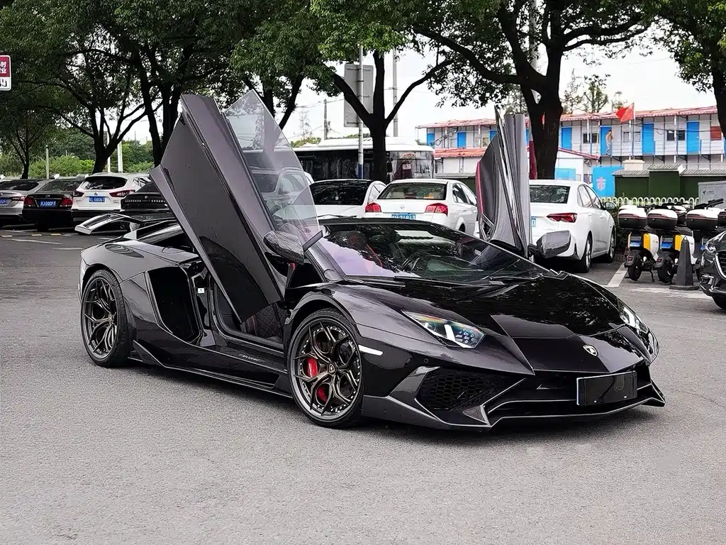 LAMBORGHINI AVENTADOR