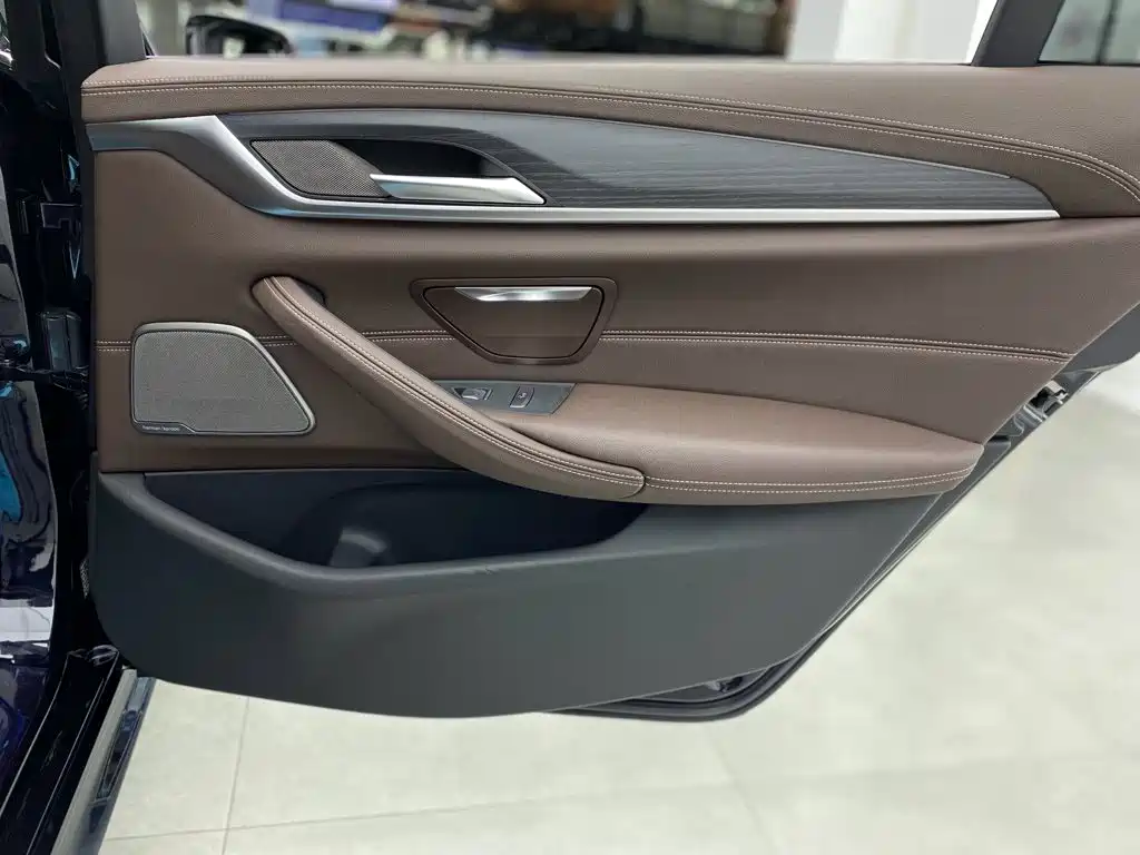 BMW 5 Series — миниатюра 27