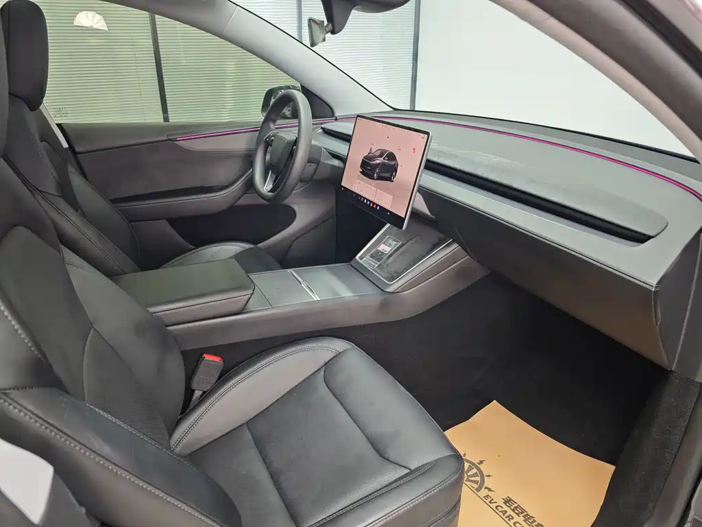 Tesla Model Y — миниатюра 12