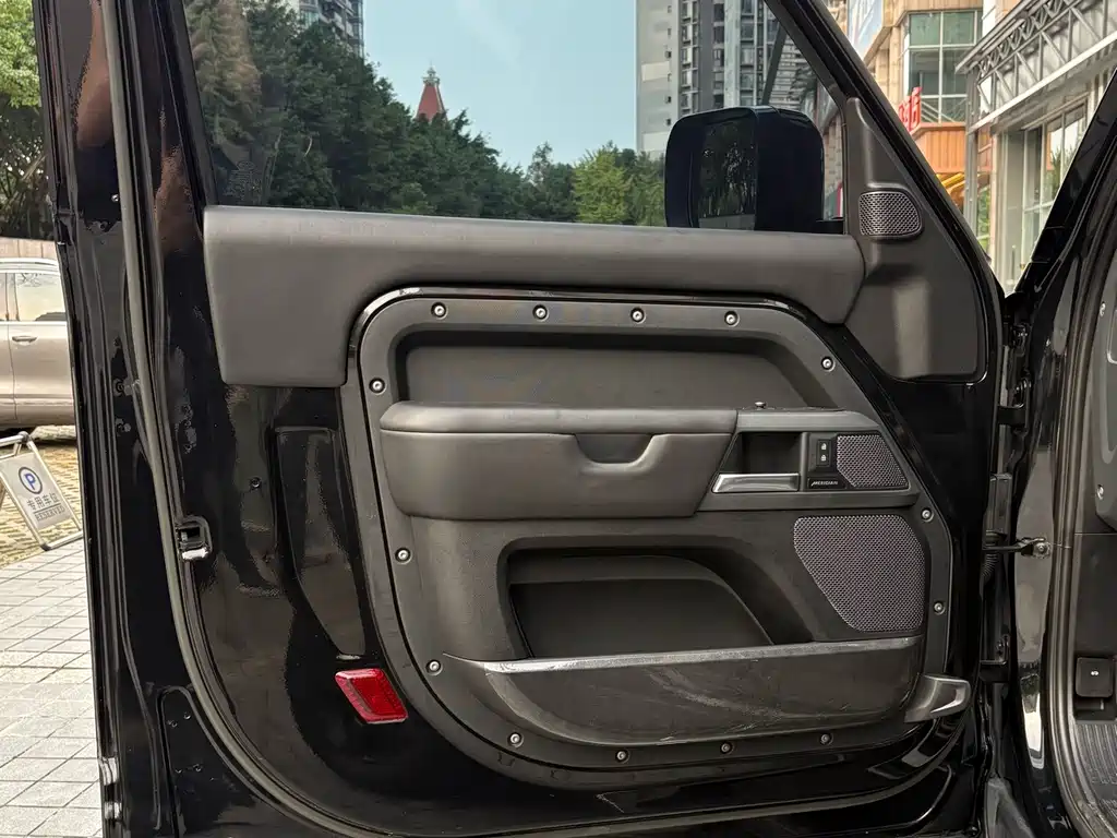 Land Rover Defender — миниатюра 8