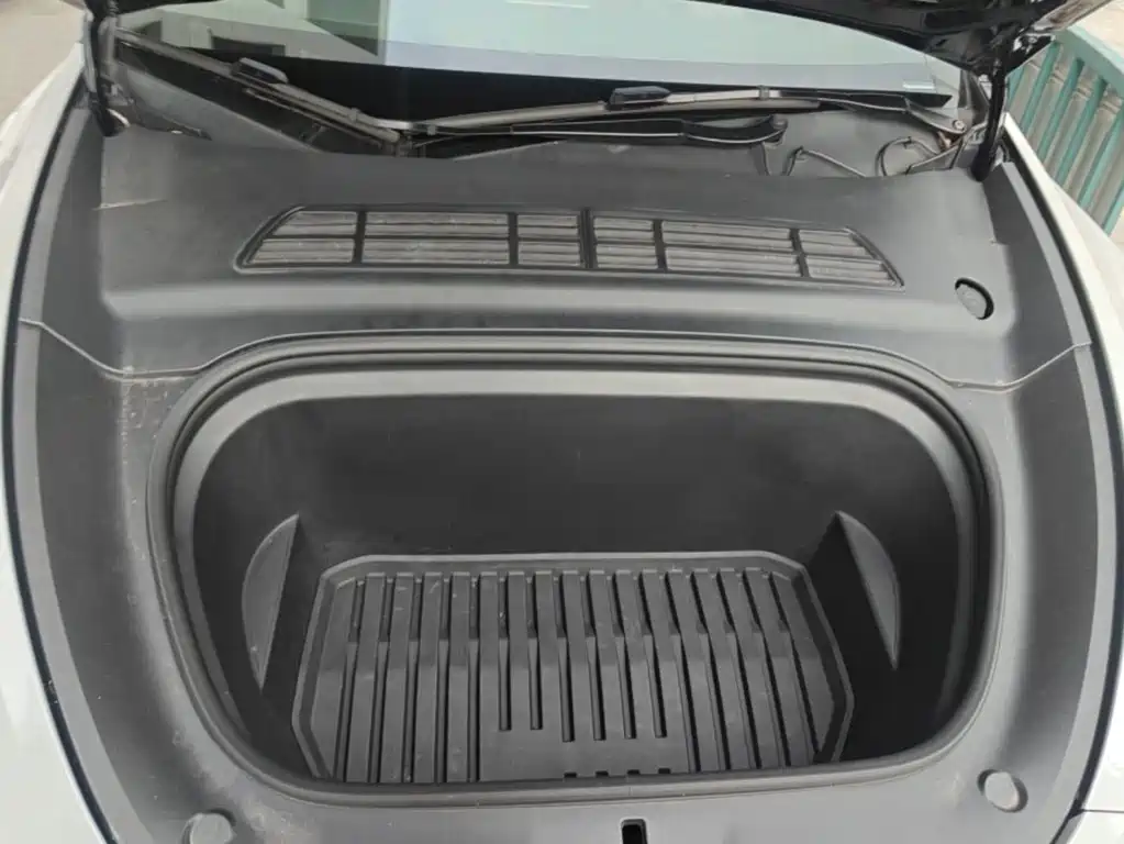 Tesla Model Y — миниатюра 11
