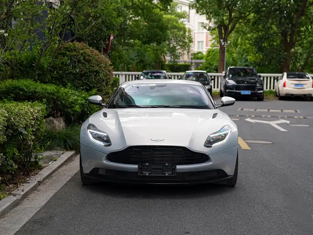 Aston Martin DB11 — миниатюра 2