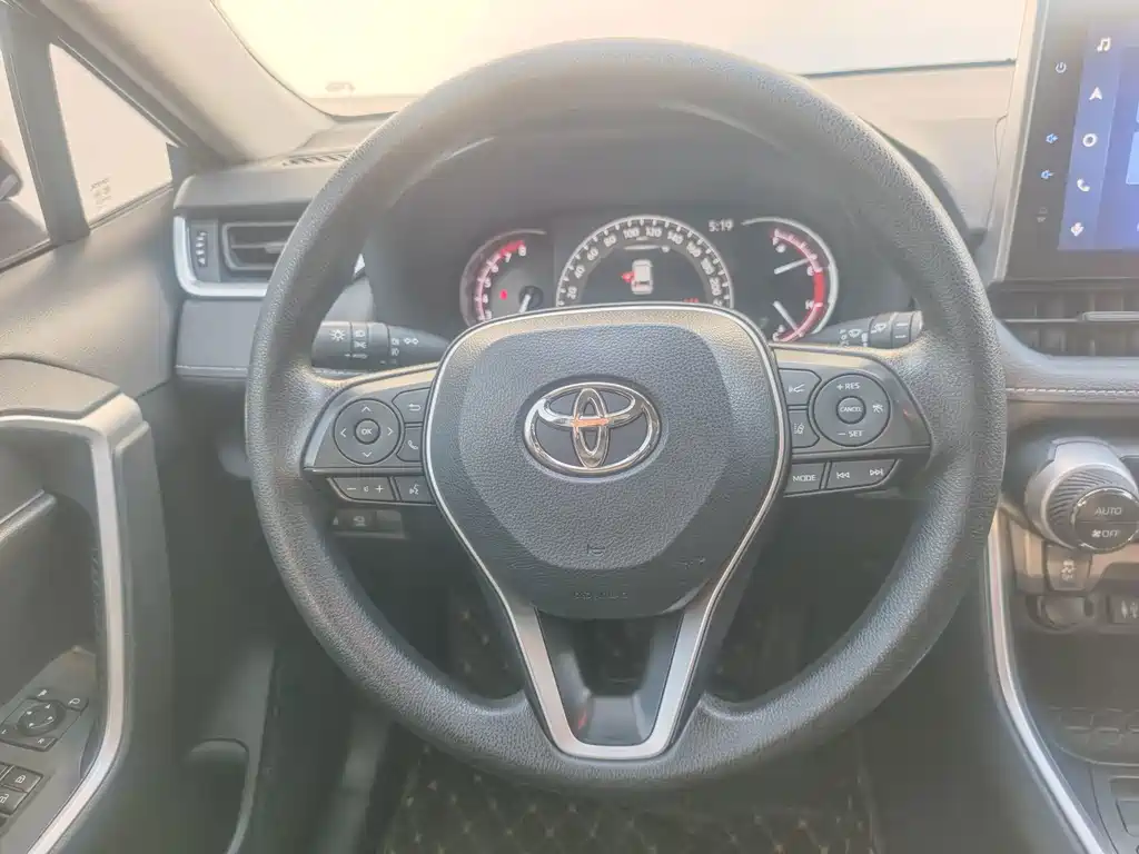 Toyota RAV4 — миниатюра 10