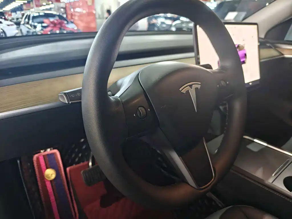 Tesla Model Y — миниатюра 9