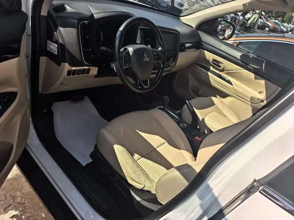 Mitsubishi Outlander — миниатюра 6