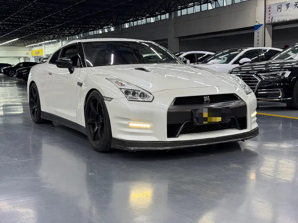 Nissan GT-R — миниатюра 3