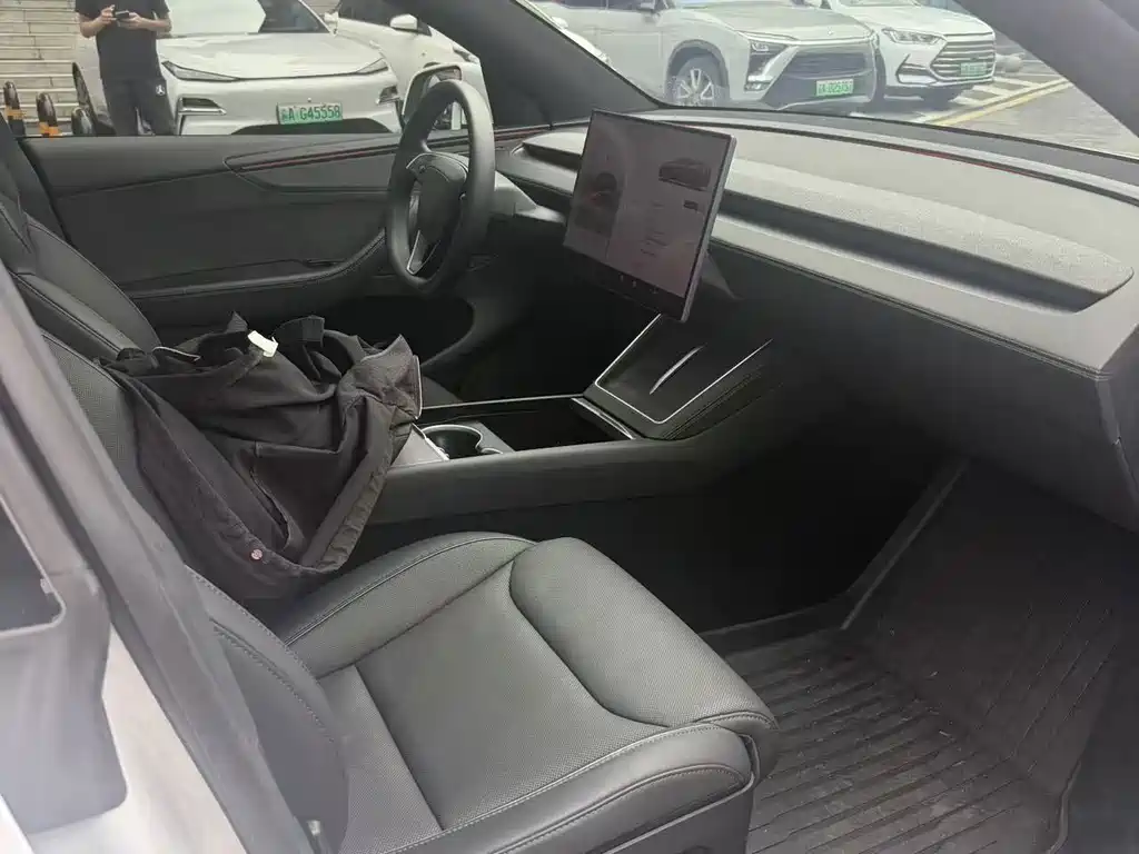 Tesla Model Y L — миниатюра 3