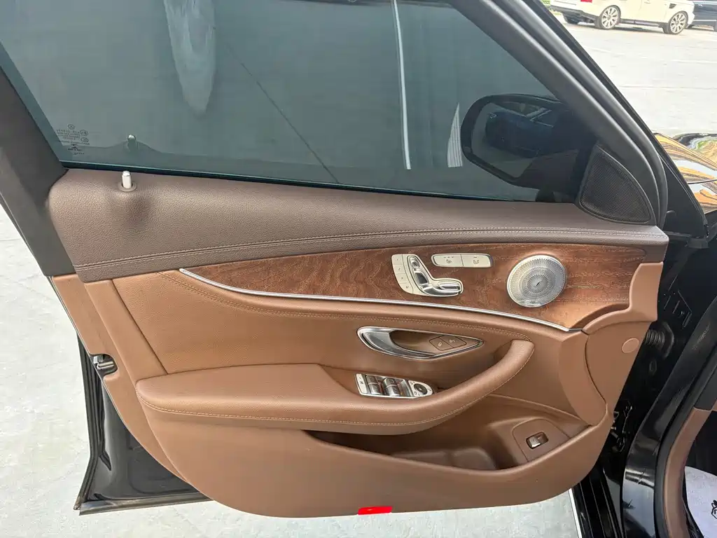 Mercedes-Benz E-Class — миниатюра 8