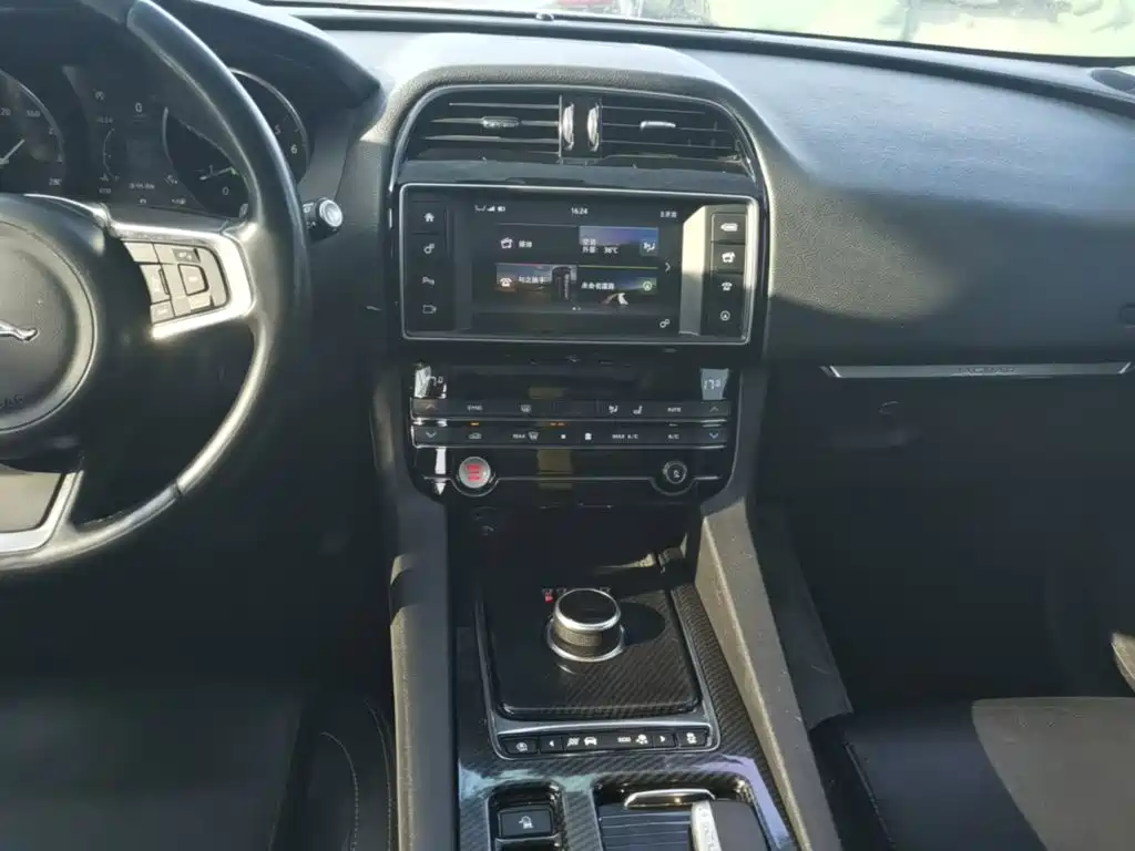 Jaguar F-PACE — миниатюра 13