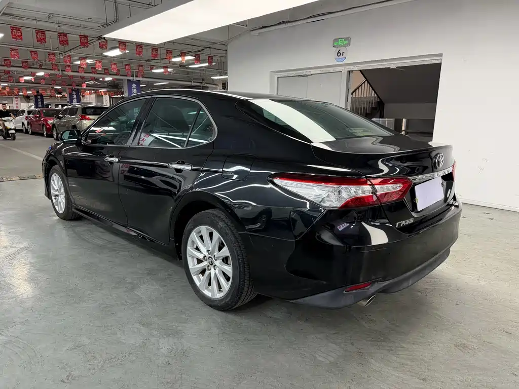 Toyota Camry — миниатюра 9