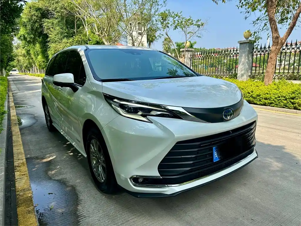 Toyota Sienna — миниатюра 3