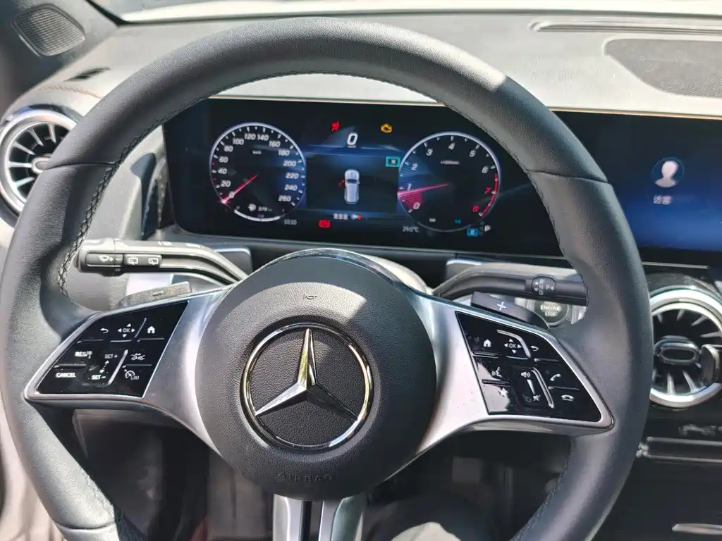 Mercedes-Benz GLB — миниатюра 8