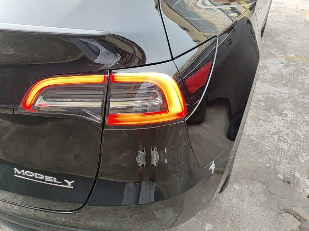 Tesla Model Y — миниатюра 8