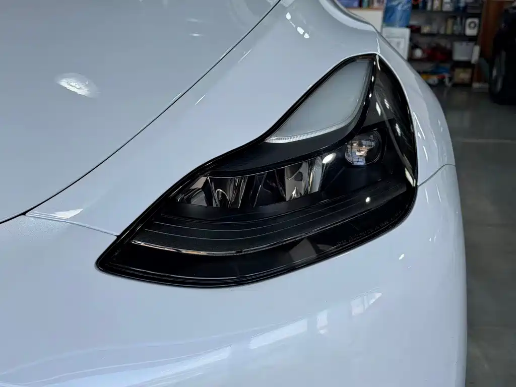 Tesla Model Y — миниатюра 3